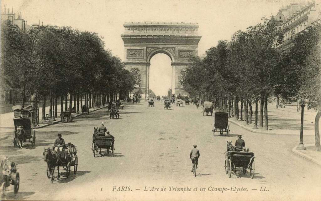 1 - PARIS - L'Arc de Triomphe et les Champs-Elysées