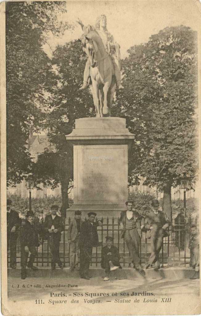 111 - Square des Vosges - Statue de Louis XIII