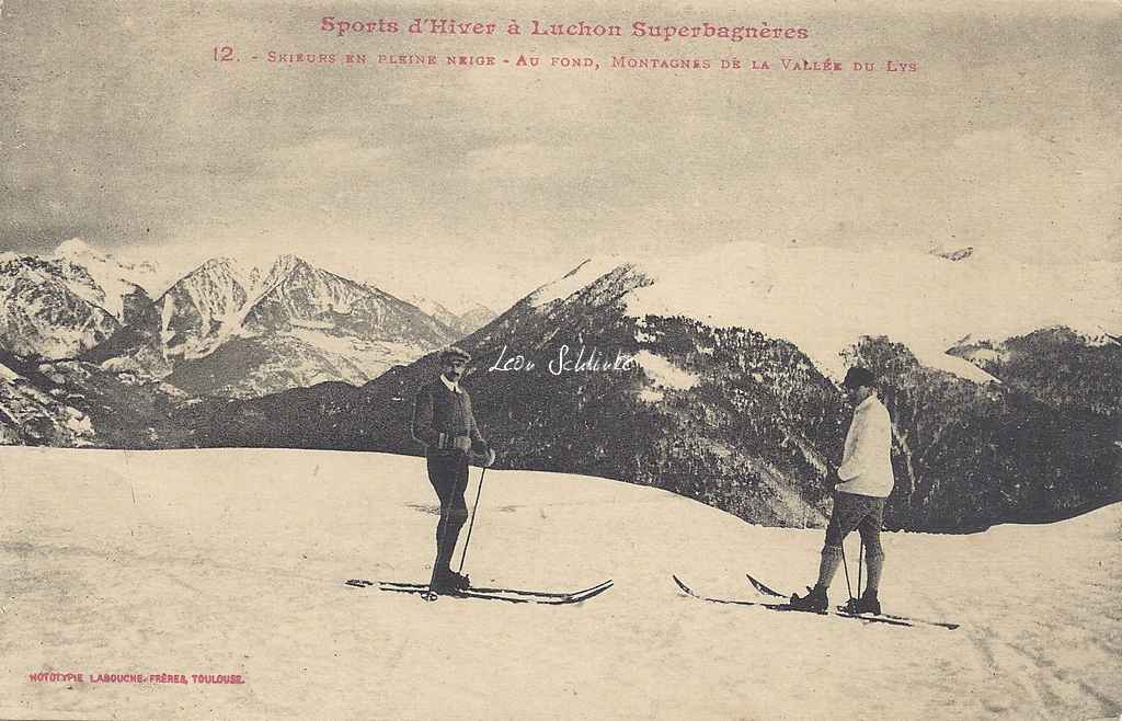 12 - Skieurs en pleine neige - Au fond, montagnes de la Vallée du Lys