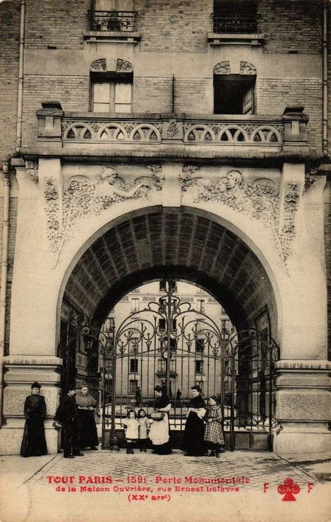 1591 Porte monumentale de la Maison Ouvrière, Rue Ernest-Lefèvre