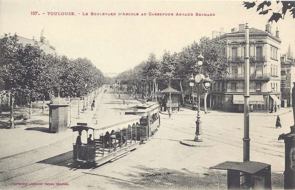 167 - Le Boulevard d'Arcole eu Carrefour Arnaud-Bernard