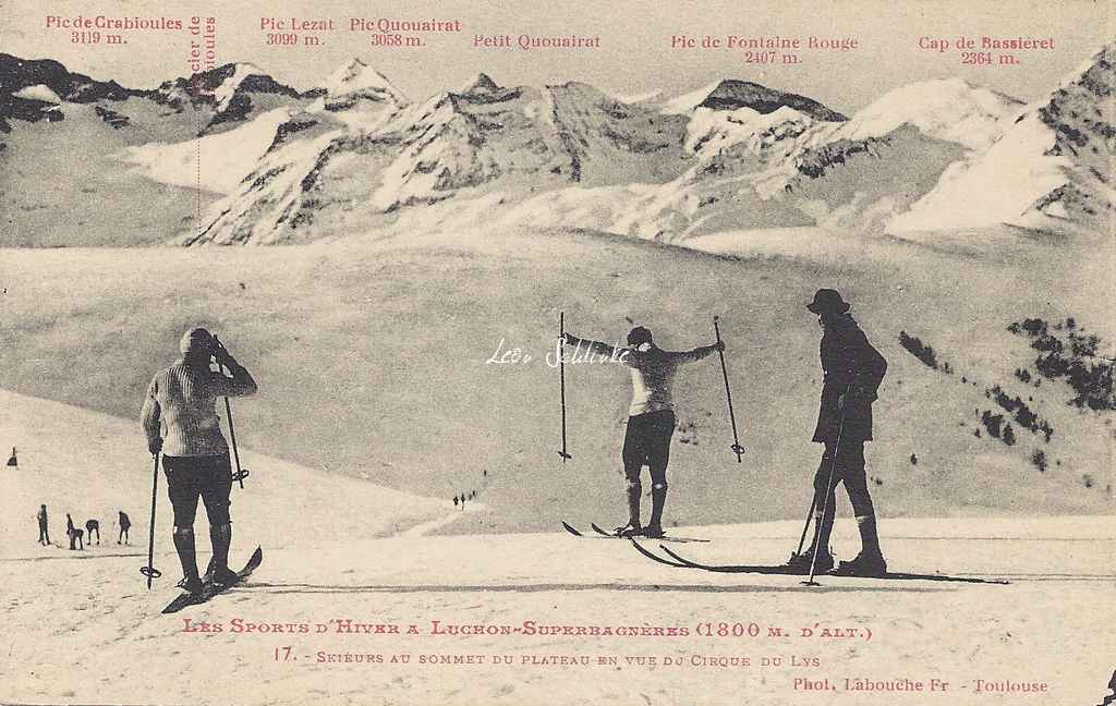 17 - Skieurs au sommet du Plateau en vue du Cirque du Lys
