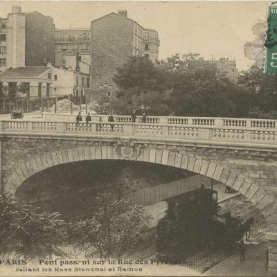 1718 - Pont passant sur la Rue des Pyrénées reliant les Rues Ramus et Stendahl