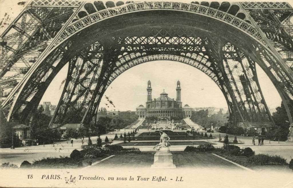 18 - PARIS - Le Trocadéro, vu sous la Tour Eiffel
