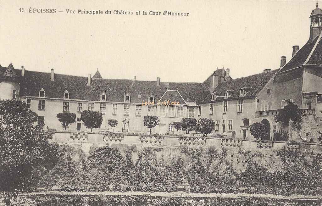 21-Epoisses - 15 - Cour d'Honneur du Château (illisible)