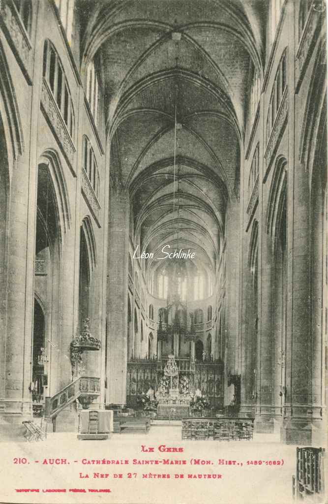 210 - Auch - Cathédrale Sainte-Marie, la Nef de 27m de hauteur