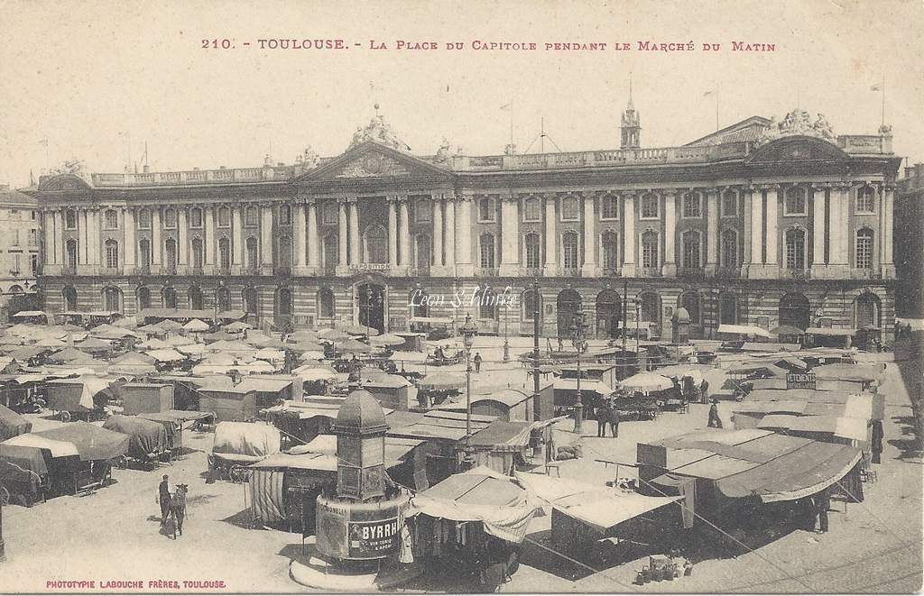 210 - La Place du Capitole et le Marché