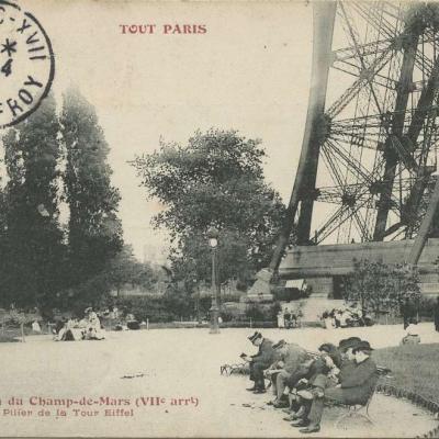 240 - Jardin du Champ-de-Mars - Un Pilier de la Tour Eiffel