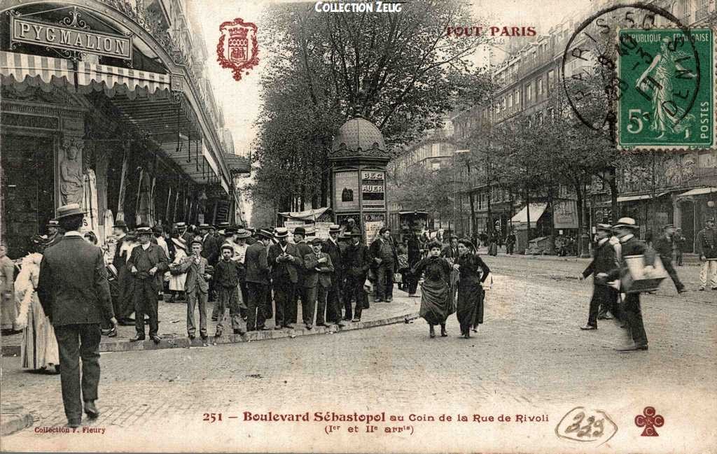 251 - Boulevard Sébastopol au coin de la Rue de Rivoli