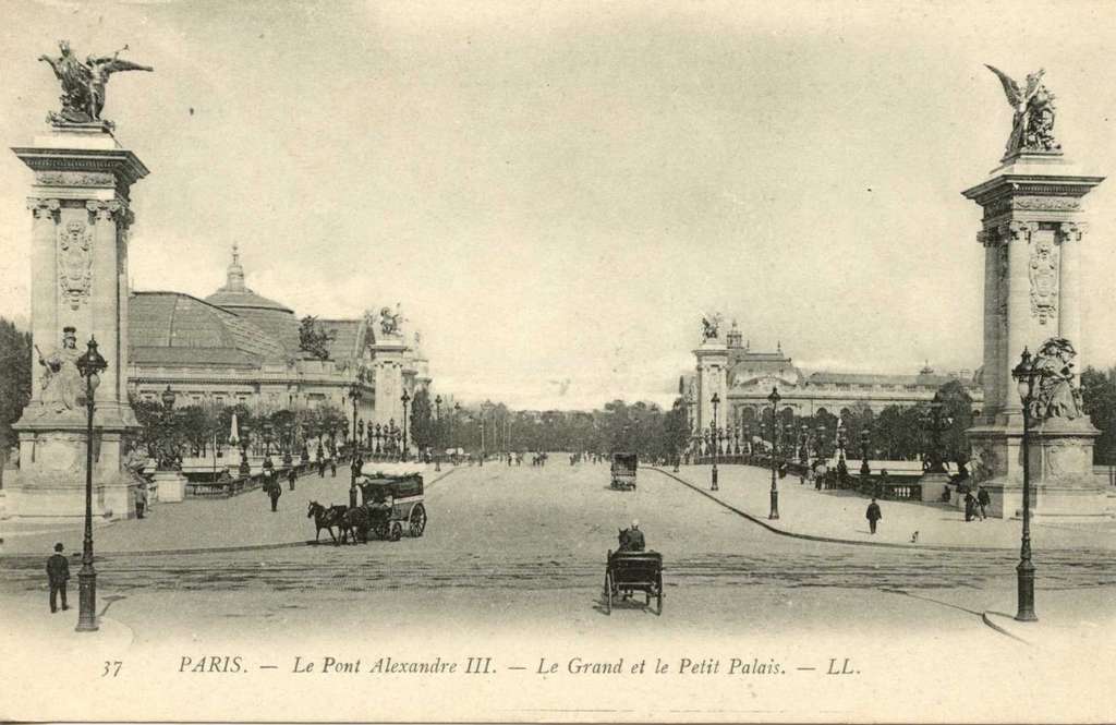 37 - PARIS - Le Pont Alexandre III - Le Grand et le Petit Palais