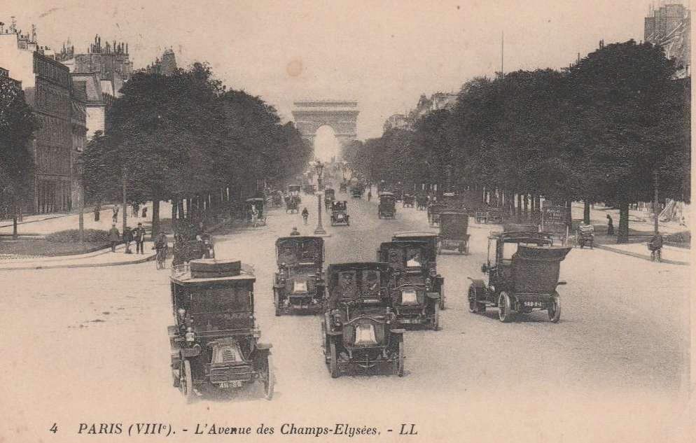 4 - PARIS - L'Avenue des Champs-Elysées