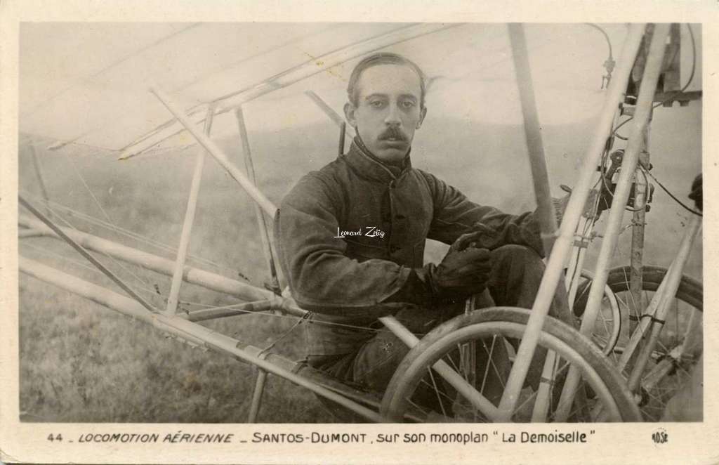 44 - Locomotion Aérienne - Santos-Dumont sur son monoplan La Demoiselle