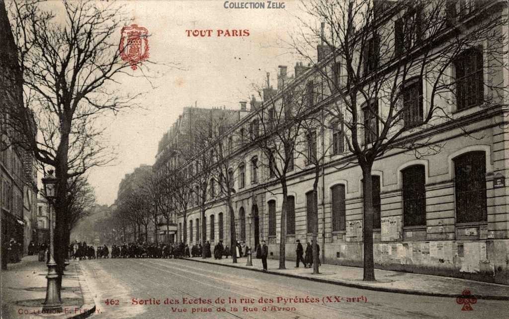 462 - Sortie des Ecoles de la Rue des Pyrénées - Vue prise de la Rue d'Avron
