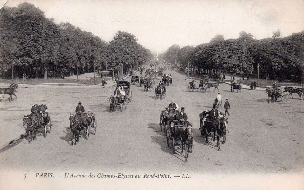 5 - PARIS - L'Avenue des Champs-Elysees, au Rond-Point