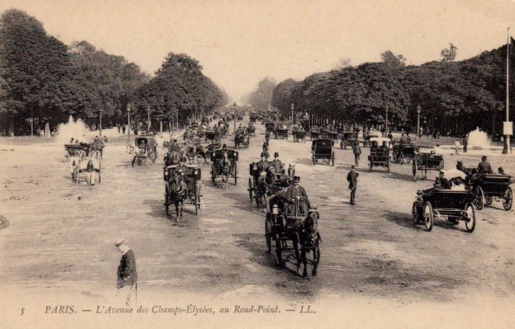 5 - PARIS - L'Avenue des Champs-Elysées, au Rond-Point
