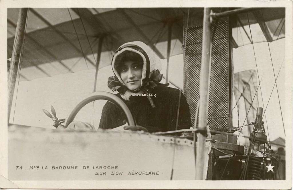 74 - Mme la Baronne de Laroche sur son Aéroplane