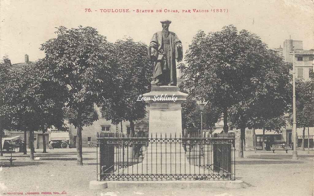 76 - Statue de Cujas par Valois
