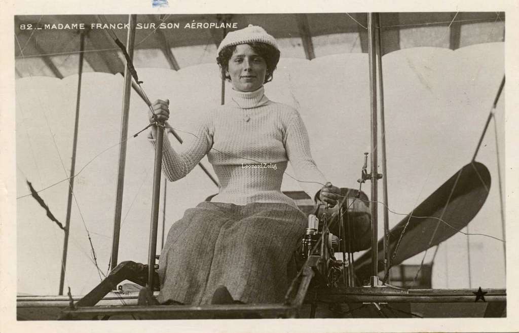 82 - Madame Franck sur son Aéroplane