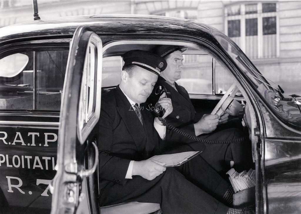 Agent dans une voiture de régulation 4CV vers 1960
