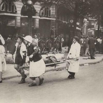 Croix-Rouge (photo L.A.P.I.) - Transport d'un blessé