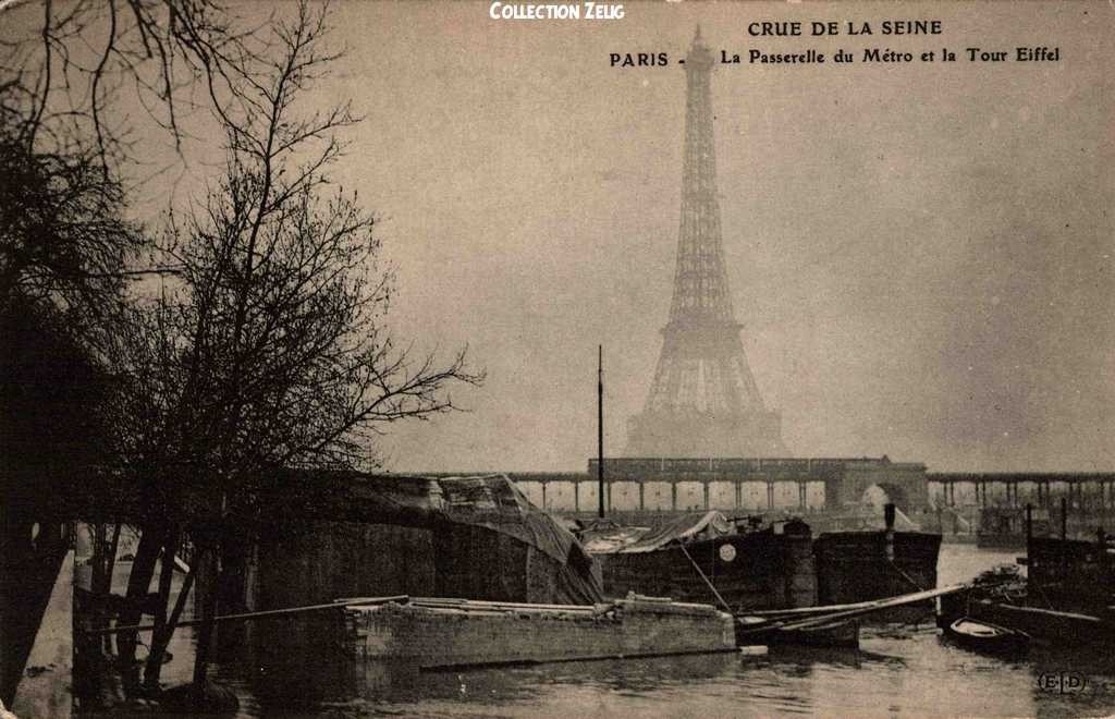 La Passerelle du Métro et la Tour Eiffel