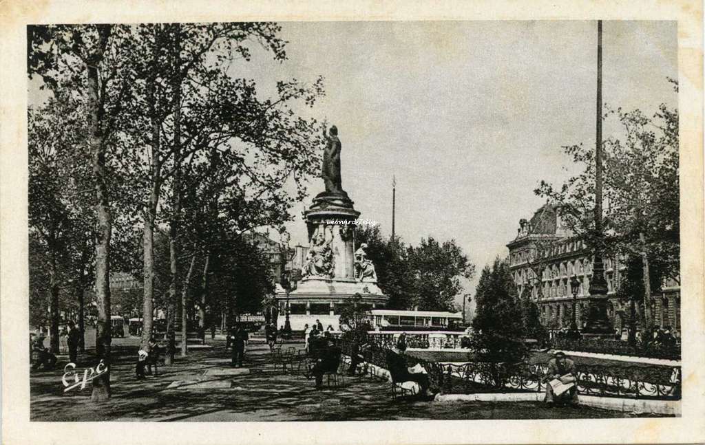 Erpé 38 - EN VISITANT PARIS - Place de la République