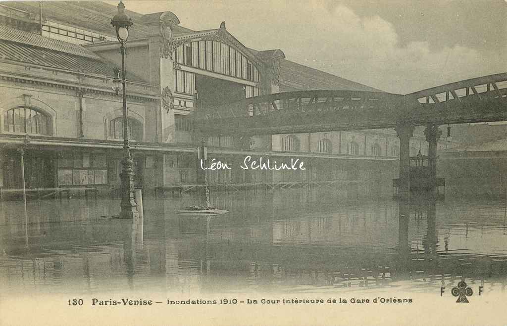 FF 130 - Inondations 1910. La Cour intérieure