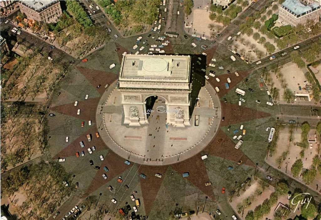 GUY 5616 - L'Arc de Triomphe, en survolant Paris