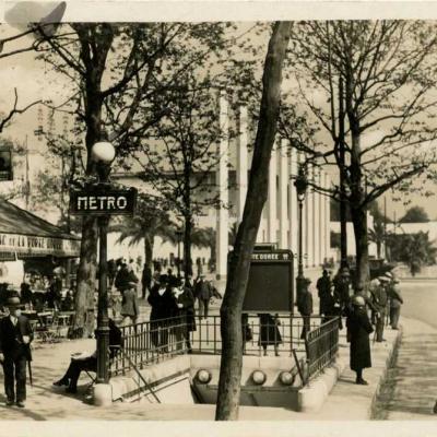 Jan 59 - PARIS - Métro et Entrée de l'exposition coloniale