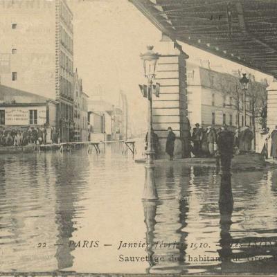 JF 22 - Inondations 1910 - Sauvetage des habitants de Grenellr