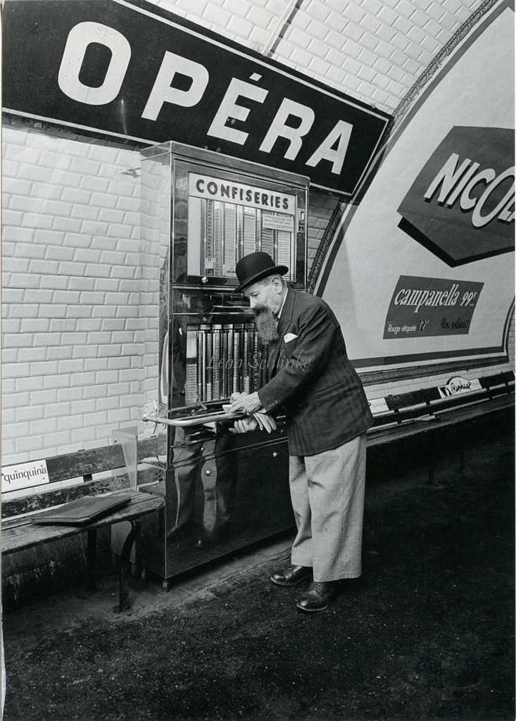 L8 - Opéra - Distributeur automatique de confiseries en 1955