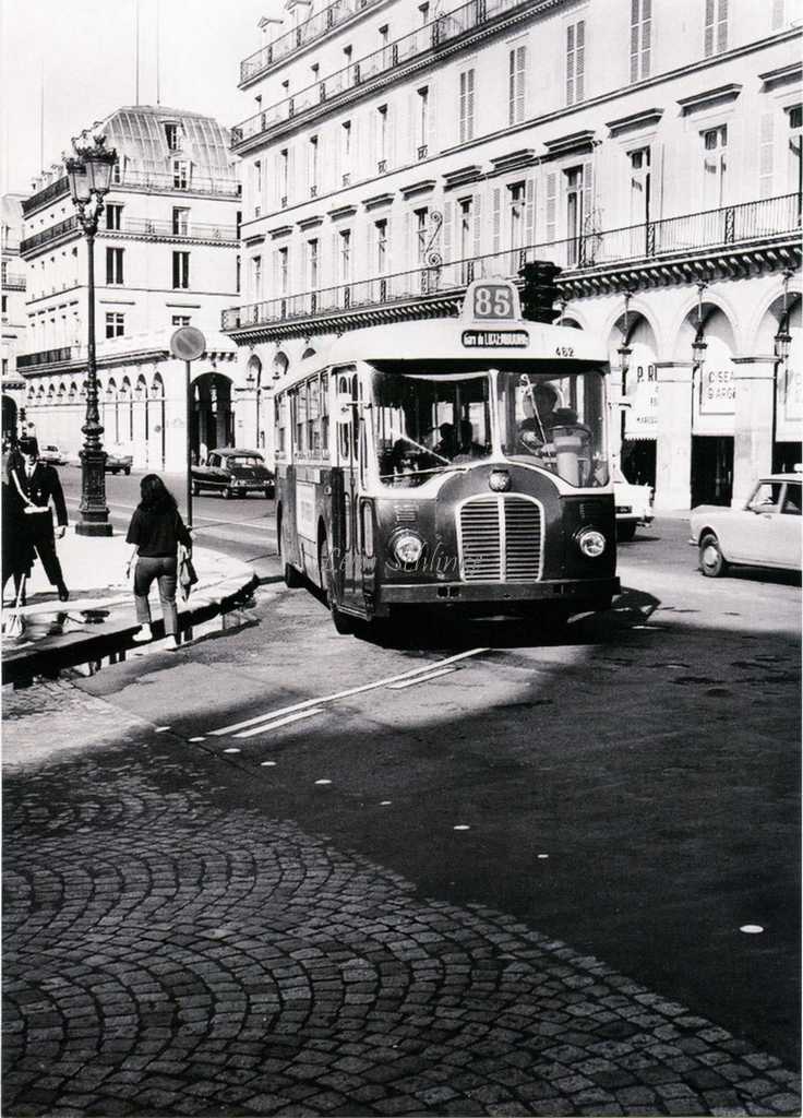 L85 - Autobus OPS APVU rue de Rivoli en 1967