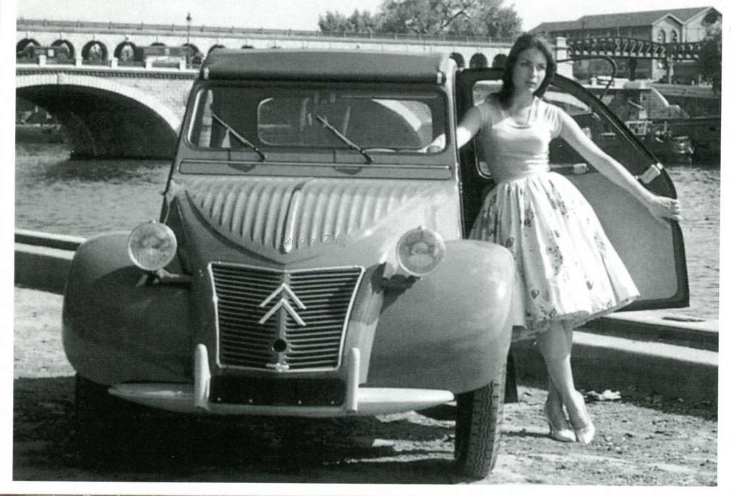 Lunais Collections 24 - Citroën 2CV sur les quais (1956)