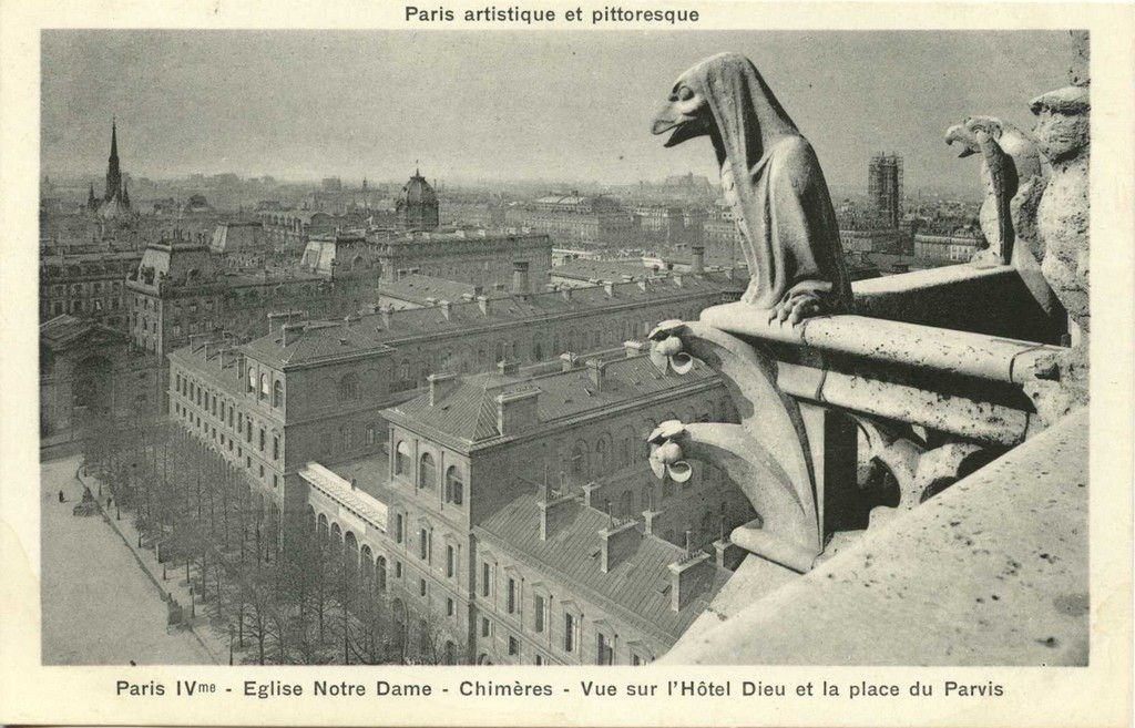 PARIS IV° - Eglise Notre-Dame - Chimères - Vue sur l'Hôtel Dieu et la place du Parvis