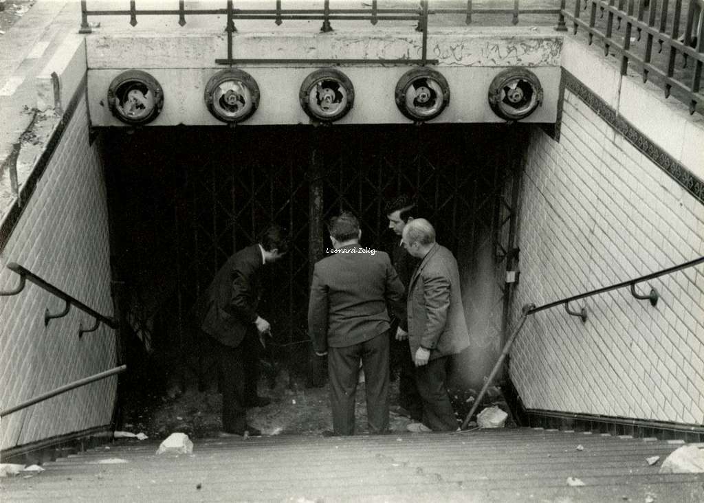 Photo - PARIS - Station vandalisée en Mai 68