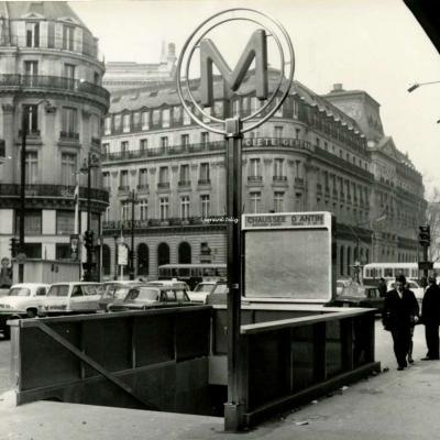 Photo - Station Chaussée d'Antin le 29 Mars 1969 - Les nouveaux entourages...