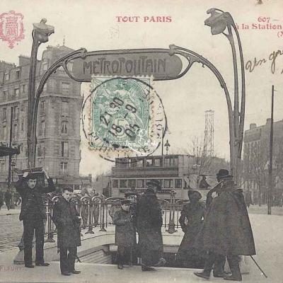 Tout Paris 607 - Le Métropolitain à la Station ''Père-Lachaise''