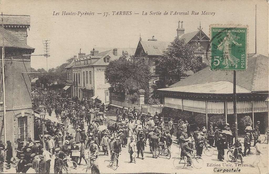 UNIC 57 - Tarbes - La sortie de l'Arsenal Rue Massey