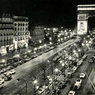 Yvon  IB 621 N - PARIS - L'Avenue des Champs-Elysées et l'Arc de Triomphe