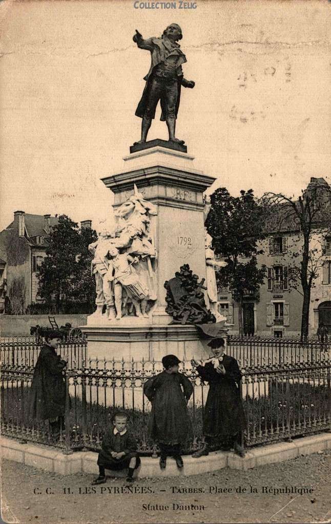 11 - TARBES - Place de la République - Statue Danton