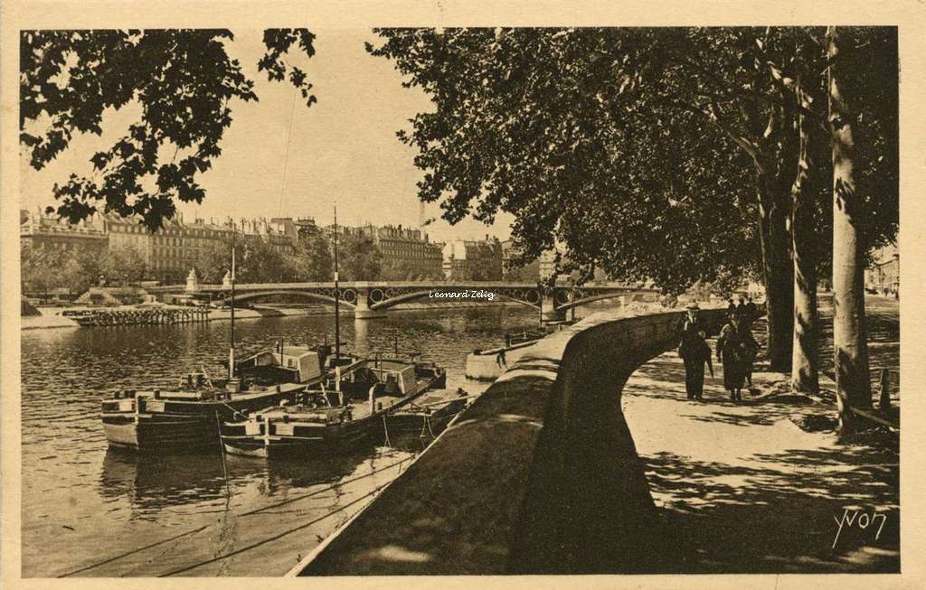 114 - Bords de la Seine au Quai du Louvre