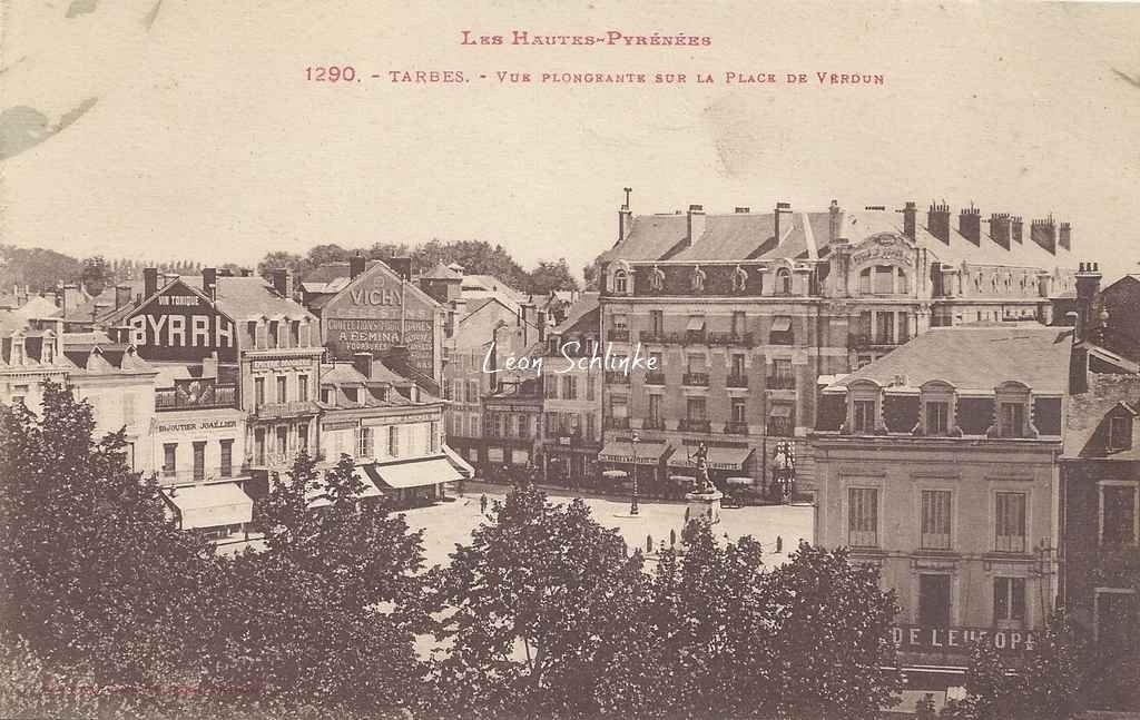 1290 - Vue plongeante sur la Place de Verdun