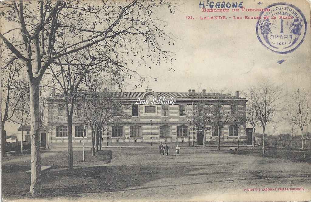131 - Lalande - Les Ecoles et la Place