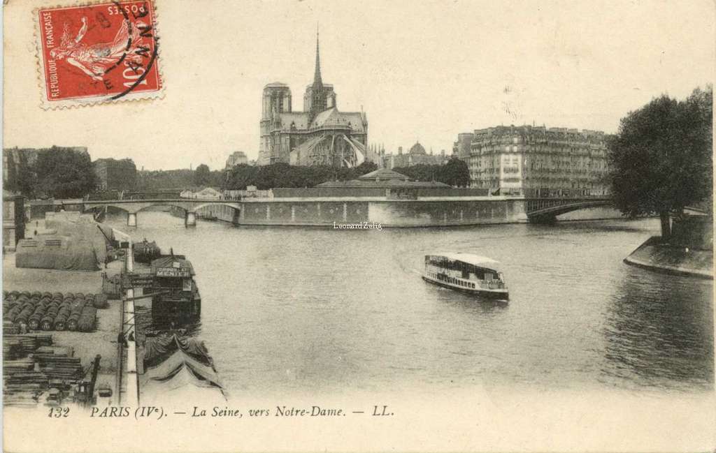 132 - PARIS - La Seine, vers Notre-Dame