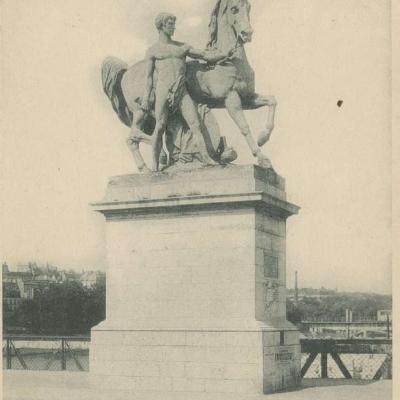 140 - Une des Statues du Pont d'Iéna