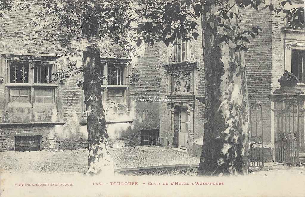 142 - Cour de l'Hôtel d'Aussargues