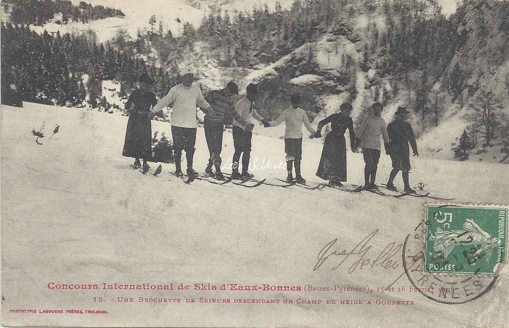 15 - Une brochette de skieurs descendant un champ de neige