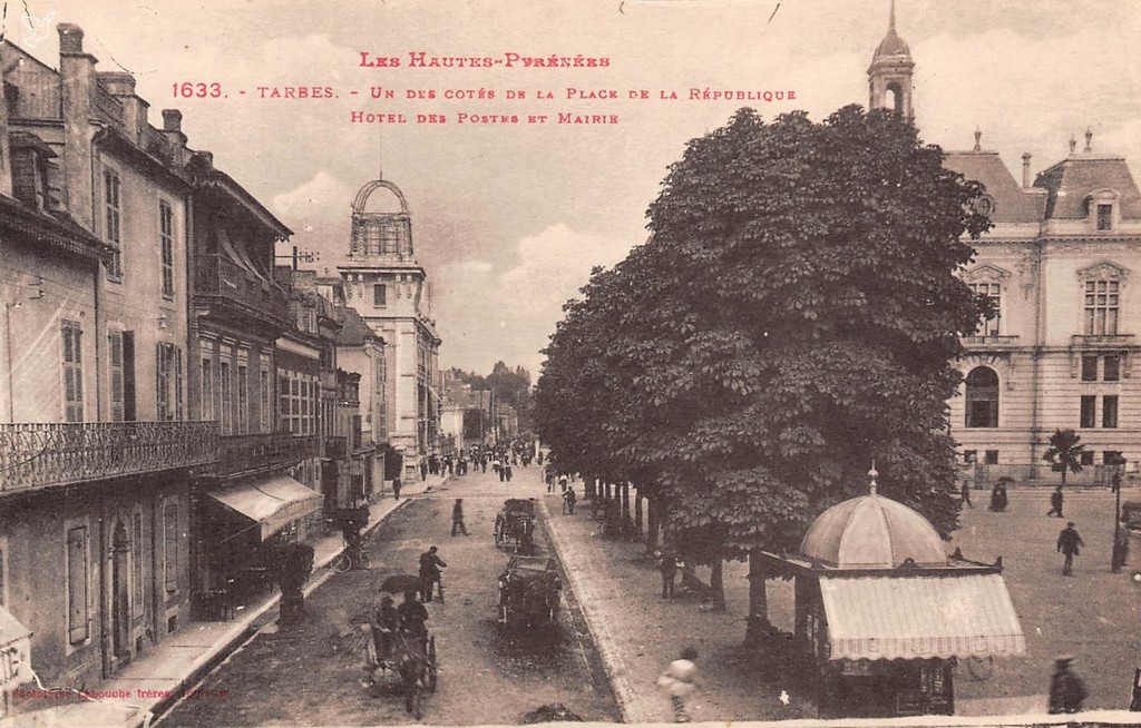 1633 - Un des côtés de la Place de la République