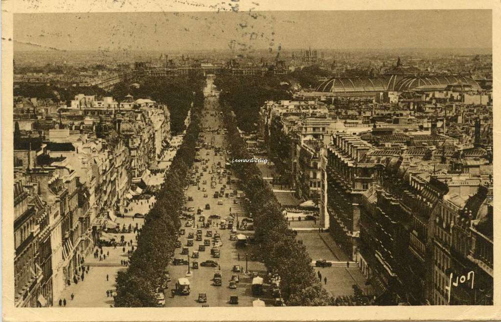 170 - L'Avenue des ChampsElysées vue de l'Arc de Triomphe