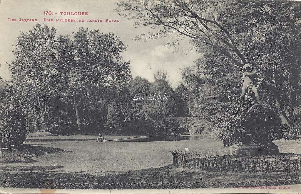 170 - Les Jardins - Une pelouse du Jardin Royal
